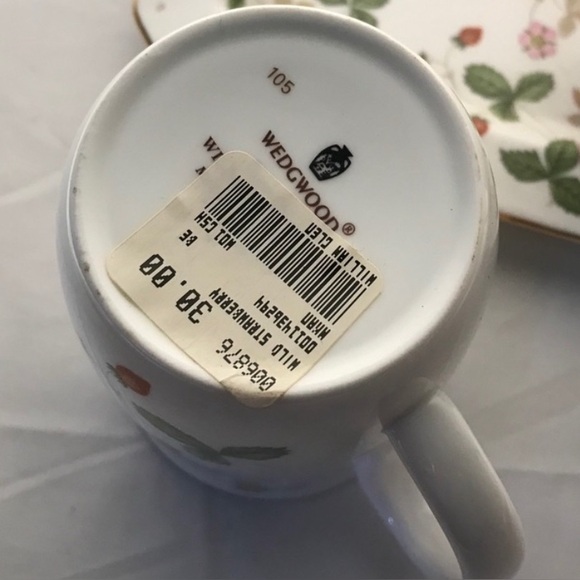 Wedgwood Wild Strawberry Mug with Gold Rim - Picture 7 of 7